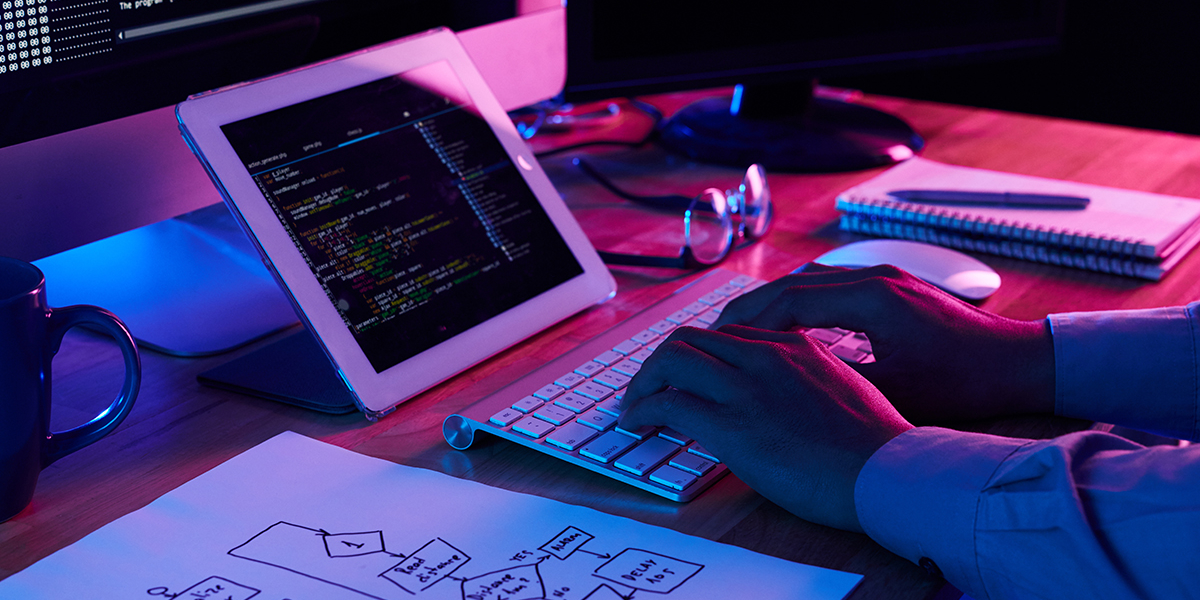 ruke backend developera rade na belom lap topu