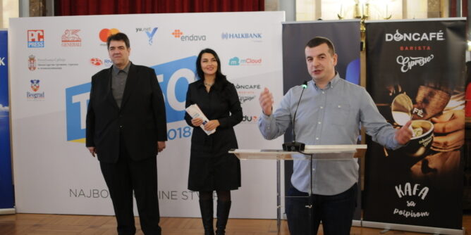 dodela nagrade Milanu Ivanoviću, glavnom pokretaču WordPress Srbija zajednice.
