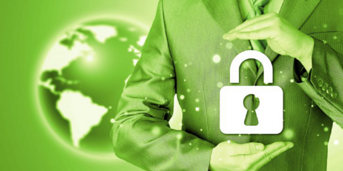 planeta i čovek koji drži katanac - ilustracija da je SSL sertifikat neophodan za sajtove