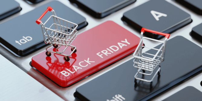 tastatura sa crvenim dugmetom na kome piše Black Friday
