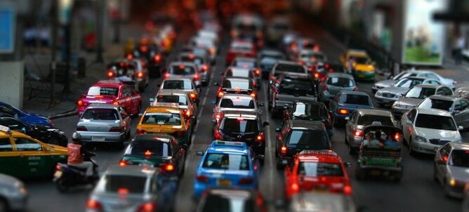 veliki broj automobila - gužva u saobraćaju kao simbol za DDoS napad