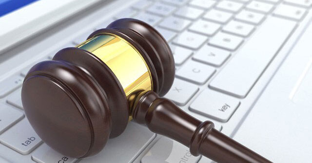 čekić na tastaturi - simbolika za domenski spor