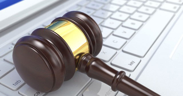 čekić na tastaturi - simbolika za domenski spor