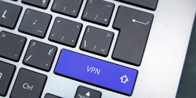 tastatura na kojoj je istaknuto plavo dugme na kome piše VPN