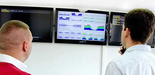 dve osobe na monitoru gledaju guugle analitiku