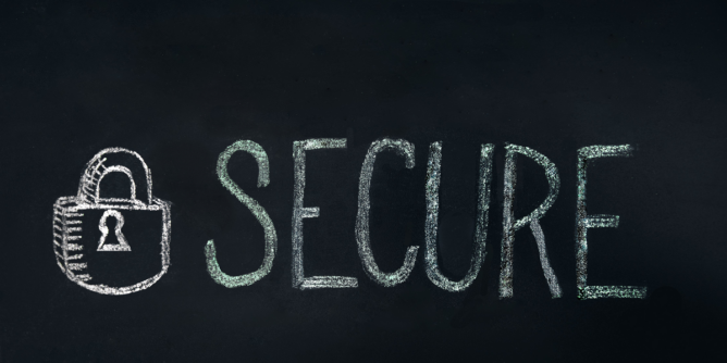 na crnoj tabli belom kredom nacrtan katanac i napisana reč SECURE